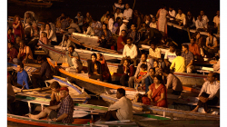 Varanasí - večerní obřad - spousta dýmu, hudby, ohně a energie