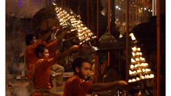 Varanasí - večerní obřad - spousta dýmu, hudby, ohně a energie