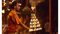 Varanasí - večerní obřad - spousta dýmu, hudby, ohně a energie