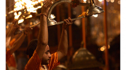 Varanasí - večerní obřad - spousta dýmu, hudby, ohně a energie