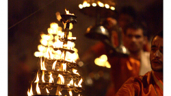 Varanasí - večerní obřad - spousta dýmu, hudby, ohně a energie