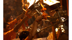 Varanasí - večerní obřad - spousta dýmu, hudby, ohně a energie