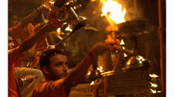 Varanasí - večerní obřad - spousta dýmu, hudby, ohně a energie