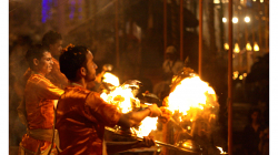 Varanasí - večerní obřad - spousta dýmu, hudby, ohně a energie
