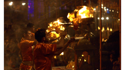 Varanasí - večerní obřad - spousta dýmu, hudby, ohně a energie