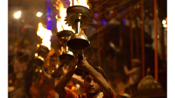 Varanasí - večerní obřad - spousta dýmu, hudby, ohně a energie