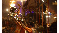 Varanasí - večerní obřad - spousta dýmu, hudby, ohně a energie