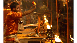 Varanasí - večerní obřad - spousta dýmu, hudby, ohně a energie