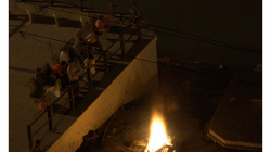 Varanasí - rodina sleduje z laviček, jak před nimi hoří někdo příbuzný