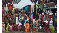 Varanasí - ranní očistná koupel v řece