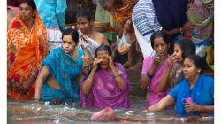 Varanasí - ranní očistná koupel v řece