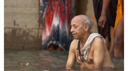 Varanasí - ranní očistná koupel v řece