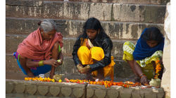 Varanasí - ranní očistná koupel v řece - chystání květů a svíček