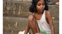 Varanasí - ranní očistná koupel v řece - nesmělé krůčky mládí