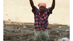 Varanasí - rybář - v řece skutečně žijou ryby!