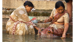 Varanasí - ranní očistná koupel v řece - pouštění svíček po vodě