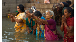 Varanasí - ranní očistná koupel v řece - hypnotické odříkávání textů motliteb