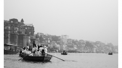 Varanasí - člun s japonci