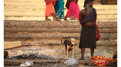 Varanasí - někdo se koupe...jiný čumí :)