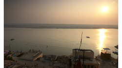 Varanasí - ještě jeden pohled na východ Slunce nad Gangou, tentokrát z hotelu