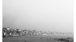 Varanasí - pohled na město z hotelu