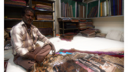 Varanasí - prodavač hedvábí - to zboží bylo okouzlující a varanaské hedvábí je proslulé