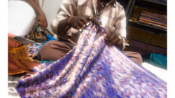 Varanasí - prodavač hedvábí - být ženská, koupím si tam minimálně deset šál