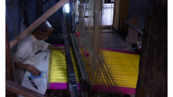 Varanasí - šokující zjištění pro mne bylo, že ty krásné kousky nevyrábí malé děti jako v jiných zemích, ale takovíto starci za světla úsporné žárovky