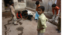 Varanasí - kluci hrají na ulici kuličky