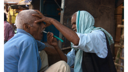 Varanasí - holič na ulici