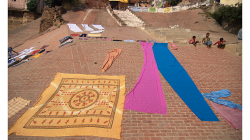 Varanasí - sušení sárí vypraných v řece - i přes to, jak je řeka špinavá, prádlo vypadá čistě, nemyslíte?