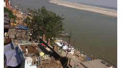 Varanasí - dítě pouštící si draka. Je to tam velice oblíbené a má to svou poetickou krásu