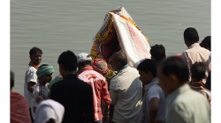 Varanasí - lidé na ghátech