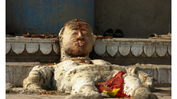 Varanasí - socha na ghátech