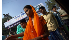 Varanasí - ženy před nádražím