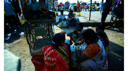 Varanasí - ženy před nádražím