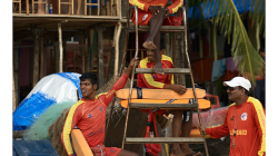 Goa - záchranáři okukují herečky