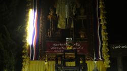 Jedno z mnoha vyobrazení thajského krále