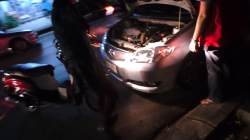 Opravit auto za tmy? Stačí přijet se skůtrem :)