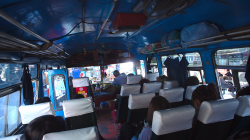 Typický thajský bus: starý, rozvrzaný, ale levný