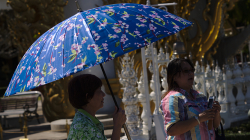 Deštník jako slunečník, velice častý jev