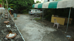 Ochrana na zdi, v noci však na střepy upozorní svíčky