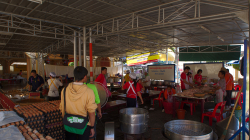 Tady se zpracovává drůbež, venku je asi 30 nad nulou