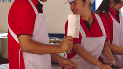 Tady se zpracovává drůbež, venku je asi 30 nad nulou