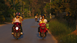 Cestou do Akha, ani nízké večerní slunce nepřinutí thajce si nasadit brýle