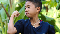 Kluci se rádi předvádí všude