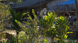 Vesničky horských kmenů jsou prosté, ale se satelity na střeše