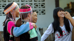Slečny z horských kmenů pózují v krojích se stařenkou