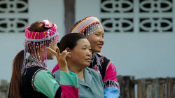 Slečny z horských kmenů pózují v krojích se stařenkou