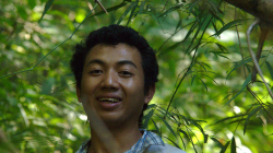 Průvodce, je mu 26 let a prý studuje vysokou školu